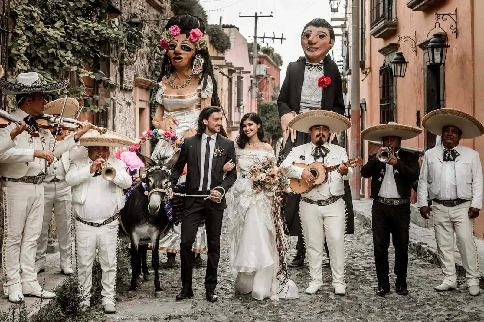 Wedding callejoneada with mojigangas and mariachi in San Miguel de Allende